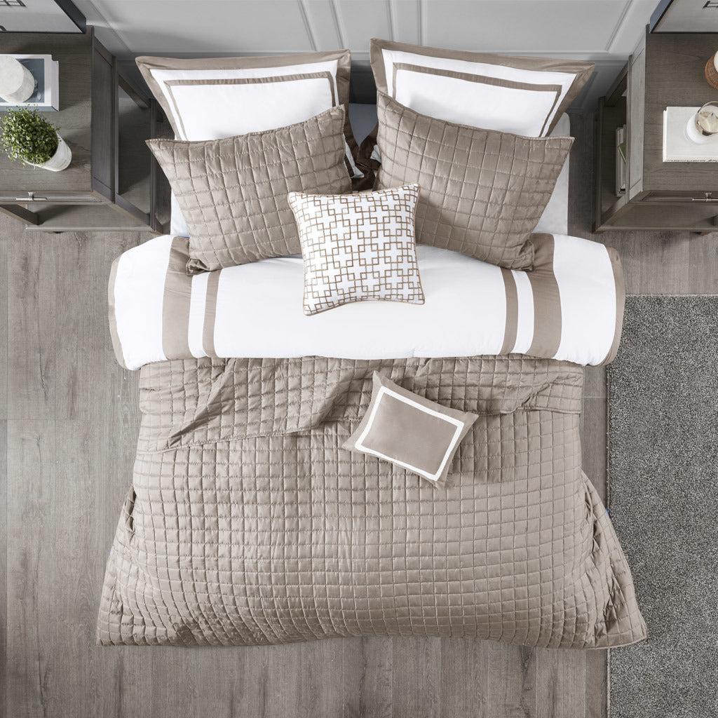 Luxurious 8-Piece Bedding Ensemble with Quilt and Chic Cushions