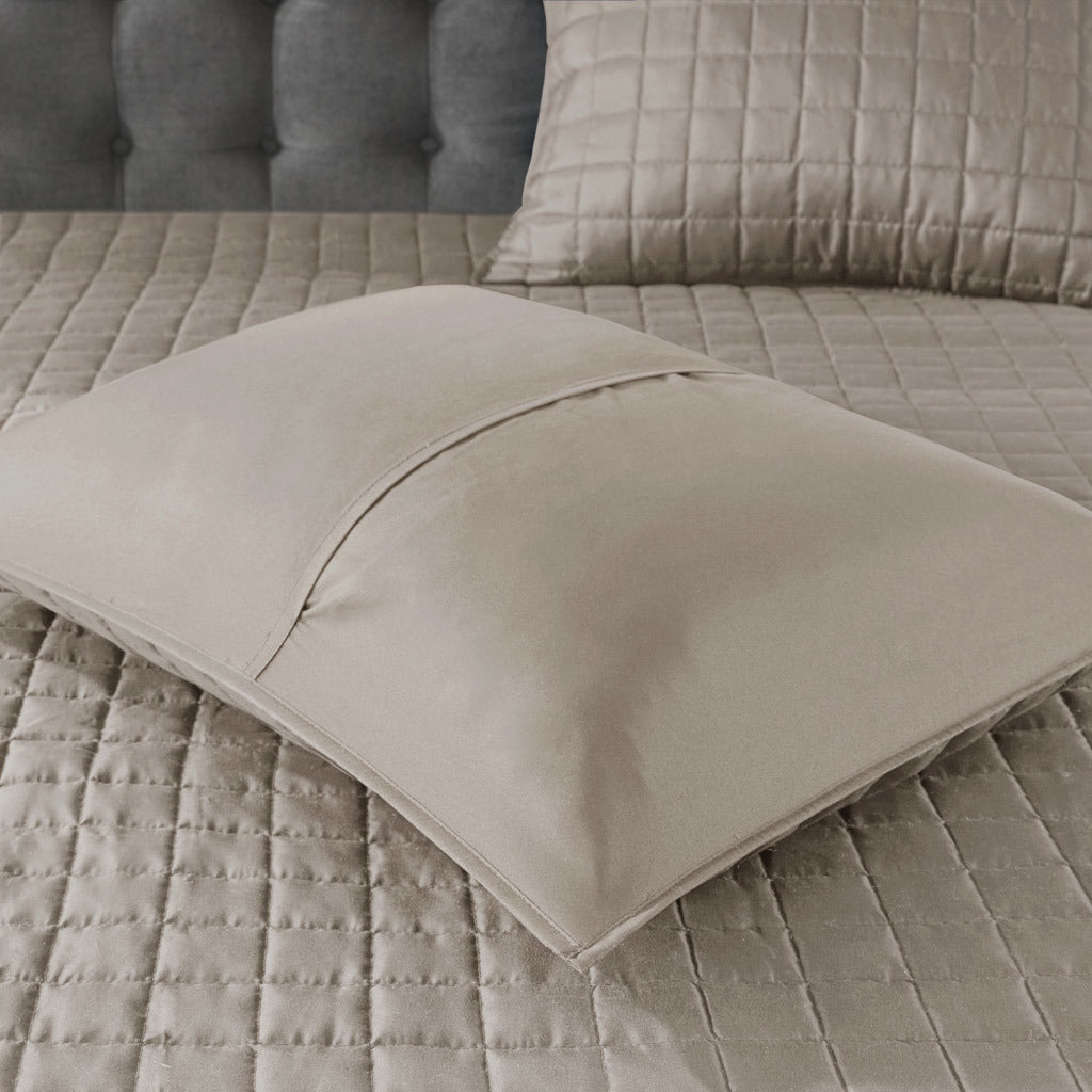 Luxurious 8-Piece Bedding Ensemble with Quilt and Chic Cushions